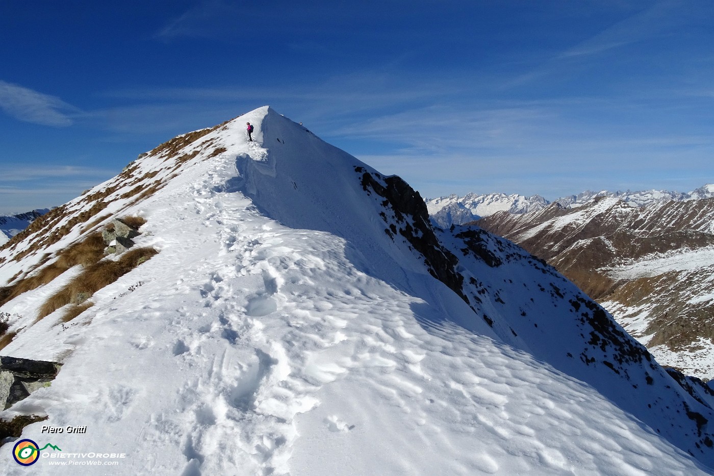 61 Sulla ripida cresta innevata di salita al Valegino con vista ad est.JPG -                                